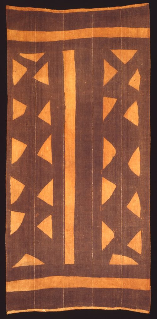Bogolan cloth, Bamana women dyers, with a Bamana weaver